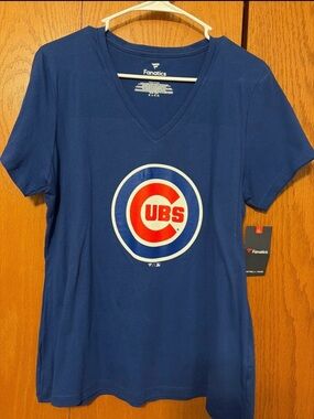 Fanatics Women’s Large V-Neck Chicago Cubs Shirt